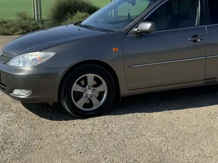 Toyota Camry 2004 года за 6 000 000 тг. в Актобе – фото 2