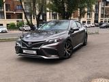 Toyota Camry 2020 года за 14 200 000 тг. в Алматы – фото 2