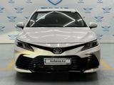 Toyota Camry 2022 года за 12 200 000 тг. в Алматы – фото 2