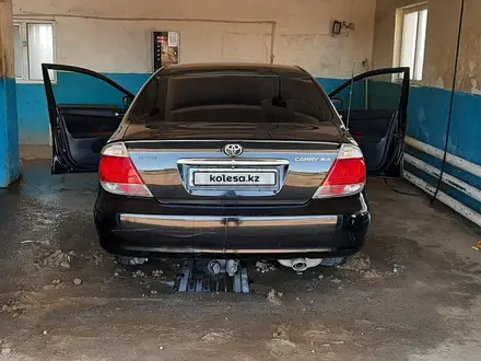 Toyota Camry 2004 года за 6 000 000 тг. в Актобе – фото 2