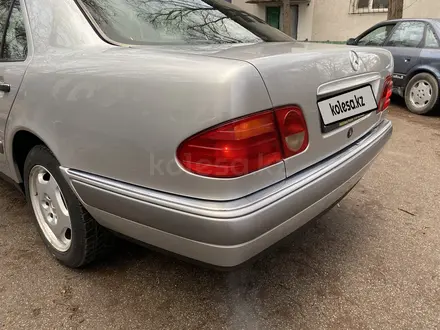 Mercedes-Benz E 230 1996 года за 4 150 000 тг. в Алматы – фото 67