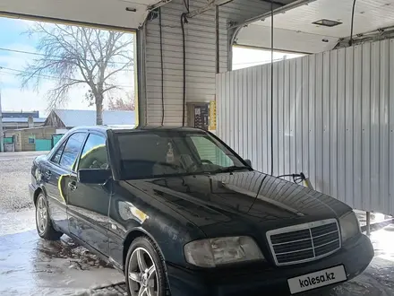 Mercedes-Benz C 180 1995 года за 1 650 000 тг. в Караганда – фото 2