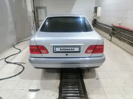 Mercedes-Benz E 240 1998 года за 2 700 000 тг. в Уральск – фото 2