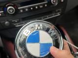 Задний значок багажника на BMW X6 e71 за 10 000 тг. в Алматы