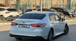 Toyota Camry 2018 года за 11 500 000 тг. в Актобе – фото 2