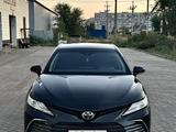 Toyota Camry 2021 года за 14 500 000 тг. в Уральск – фото 2