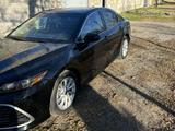 Toyota Camry 2021 годаfor15 000 000 тг. в Шымкент – фото 3