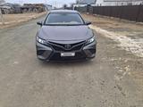 Toyota Camry 2018 года за 8 000 000 тг. в Атырау – фото 5