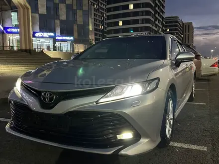 Toyota Camry 2018 года за 11 800 000 тг. в Астана – фото 2