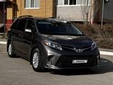 Toyota Sienna 2017 года за 17 500 000 тг. в Актобе – фото 2