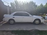 Toyota Camry 1998 года за 2 600 000 тг. в Шымкент – фото 2