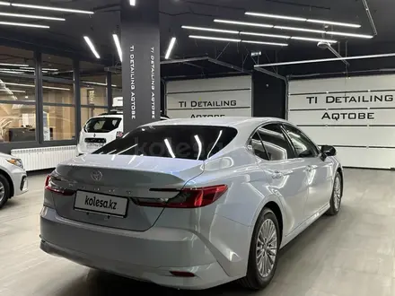 Toyota Camry 2021 года за 16 850 000 тг. в Актобе – фото 3