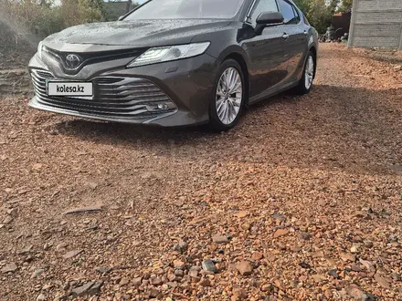 Toyota Camry 2020 года за 14 000 000 тг. в Караганда – фото 2