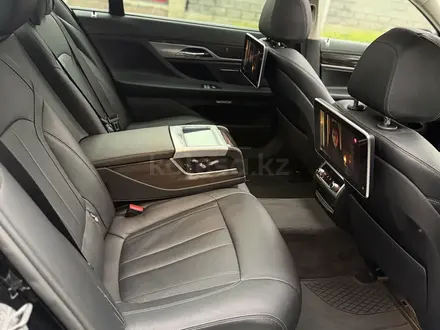BMW 750 2017 года за 23 000 000 тг. в Алматы – фото 13