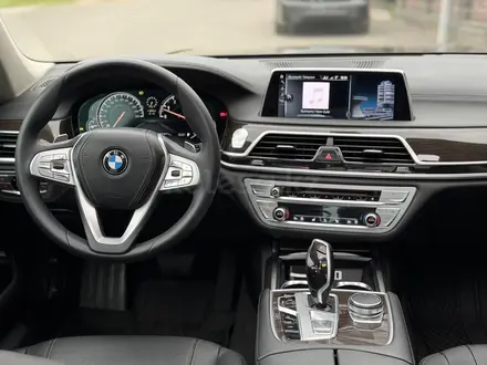 BMW 750 2017 года за 23 000 000 тг. в Алматы – фото 22