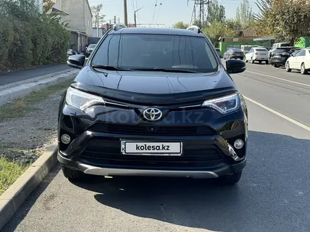 Toyota RAV4 2019 года за 13 900 000 тг. в Алматы – фото 2