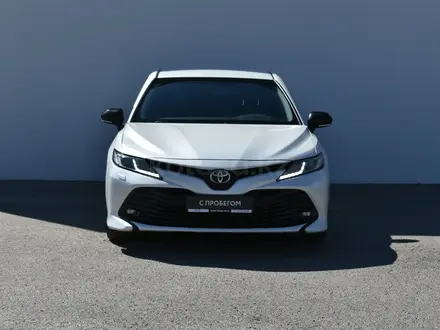 Toyota Camry 2018 года за 11 900 000 тг. в Атырау – фото 2