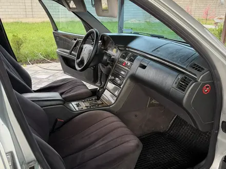 Mercedes-Benz E 280 2000 года за 4 500 000 тг. в Тараз – фото 35