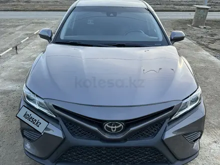 Toyota Camry 2019 года за 9 500 000 тг. в Атырау