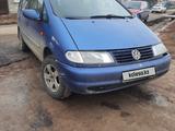 Volkswagen Sharan 1997 годаfor1 750 000 тг. в Уральск