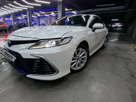 Toyota Camry 2021 года за 14 500 000 тг. в Шымкент – фото 2
