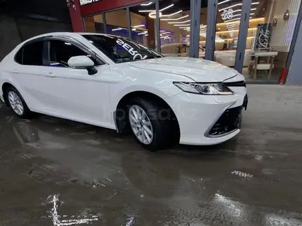 Toyota Camry 2021 года за 14 500 000 тг. в Шымкент – фото 4