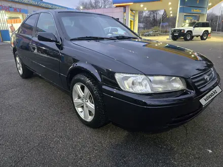 Toyota Camry 2000 года за 3 350 000 тг. в Алматы – фото 3