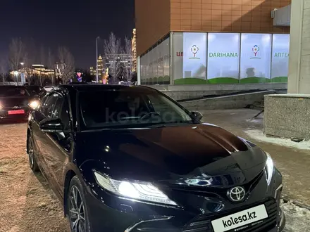 Toyota Camry 2021 года за 16 600 000 тг. в Астана – фото 2