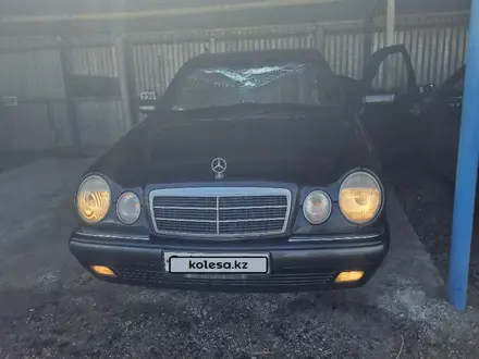 Mercedes-Benz E 200 1997 года за 3 400 000 тг. в Павлодар – фото 42