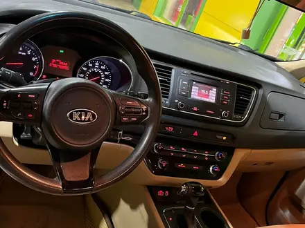 Kia Carnival 2015 года за 10 990 000 тг. в Атырау – фото 9