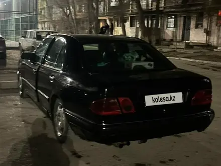 Mercedes-Benz E 320 1997 года за 1 500 000 тг. в Жанаозен – фото 2