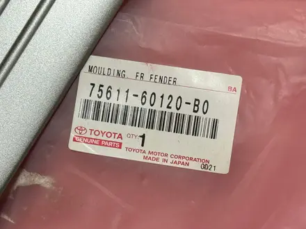 Молдинг переднего правого крыла (ОРИГИНАЛ) на Toyota Land Cruiser 100 за 11 990 тг. в Уральск – фото 3