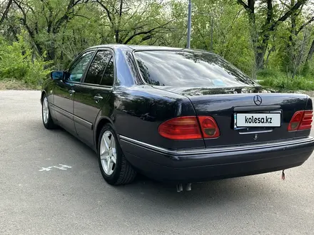 Mercedes-Benz E 320 1997 года за 3 900 000 тг. в Алматы – фото 5