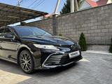 Toyota Camry 2022 года за 17 800 000 тг. в Алматы – фото 2