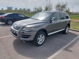 Volkswagen Touareg 2007 года за 6 500 000 тг. в Астана – фото 2