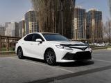 Toyota Camry 2021 года за 17 800 000 тг. в Алматы – фото 2