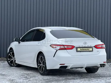 Toyota Camry 2018 года за 12 390 000 тг. в Актобе – фото 3