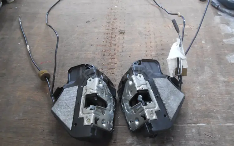 Замок двери задней Mercedes Benz W211 за 12 000 тг. в Алматы