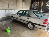Mercedes-Benz C 200 1996 года за 2 200 000 тг. в Жанаозен – фото 2