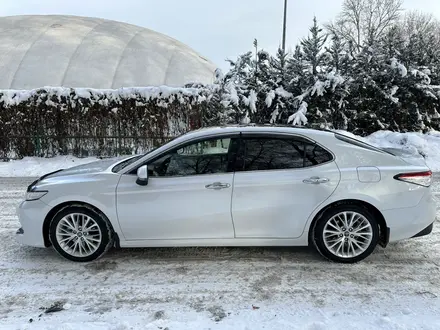 Toyota Camry 2019 года за 14 500 000 тг. в Алматы – фото 2