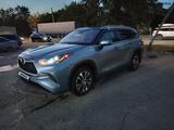 Toyota Highlander 2022 года за 19 700 000 тг. в Семей – фото 2