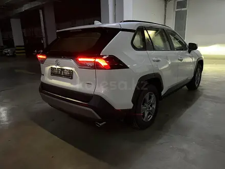 Toyota RAV4 2022 года за 23 950 000 тг. в Астана – фото 4