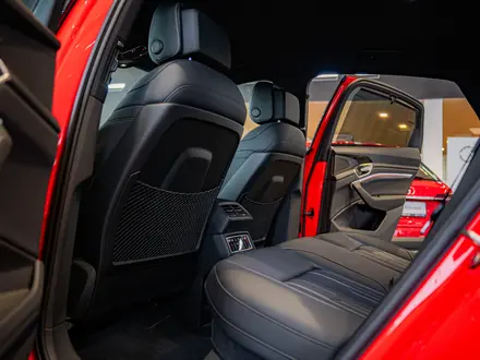 Audi Q8 e-tron 55 S line 2023 года за 38 140 000 тг. в Алматы – фото 40