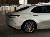 Toyota Camry 2018 года за 14 250 000 тг. в Астана – фото 2