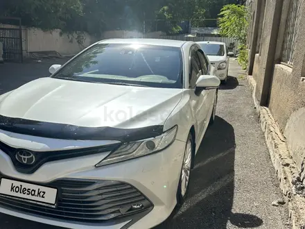 Toyota Camry 2018 года за 14 100 000 тг. в Шымкент