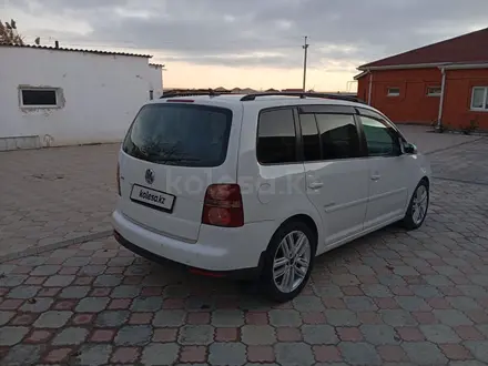 Volkswagen Touran 2009 года за 2 600 000 тг. в Атырау – фото 4