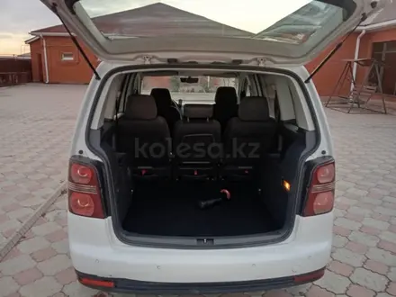 Volkswagen Touran 2009 года за 2 600 000 тг. в Атырау – фото 6