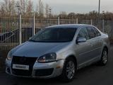 Volkswagen Jetta 2005 года за 1 900 000 тг. в Астана – фото 2