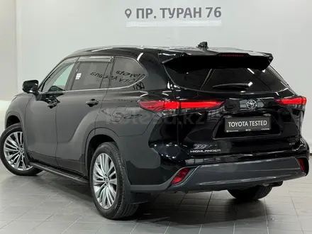 Toyota Highlander Luxe 2023 года за 32 600 000 тг. в Астана – фото 2