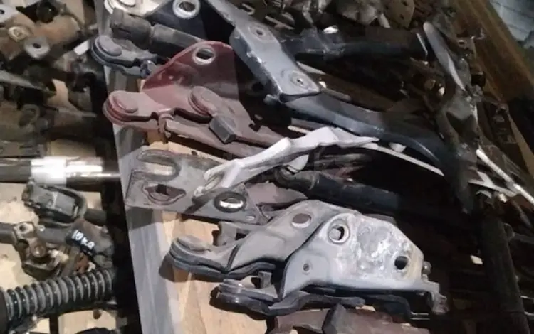 Петля капота левый правый на Мерседес Бенц за 10 000 тг. в Алматы